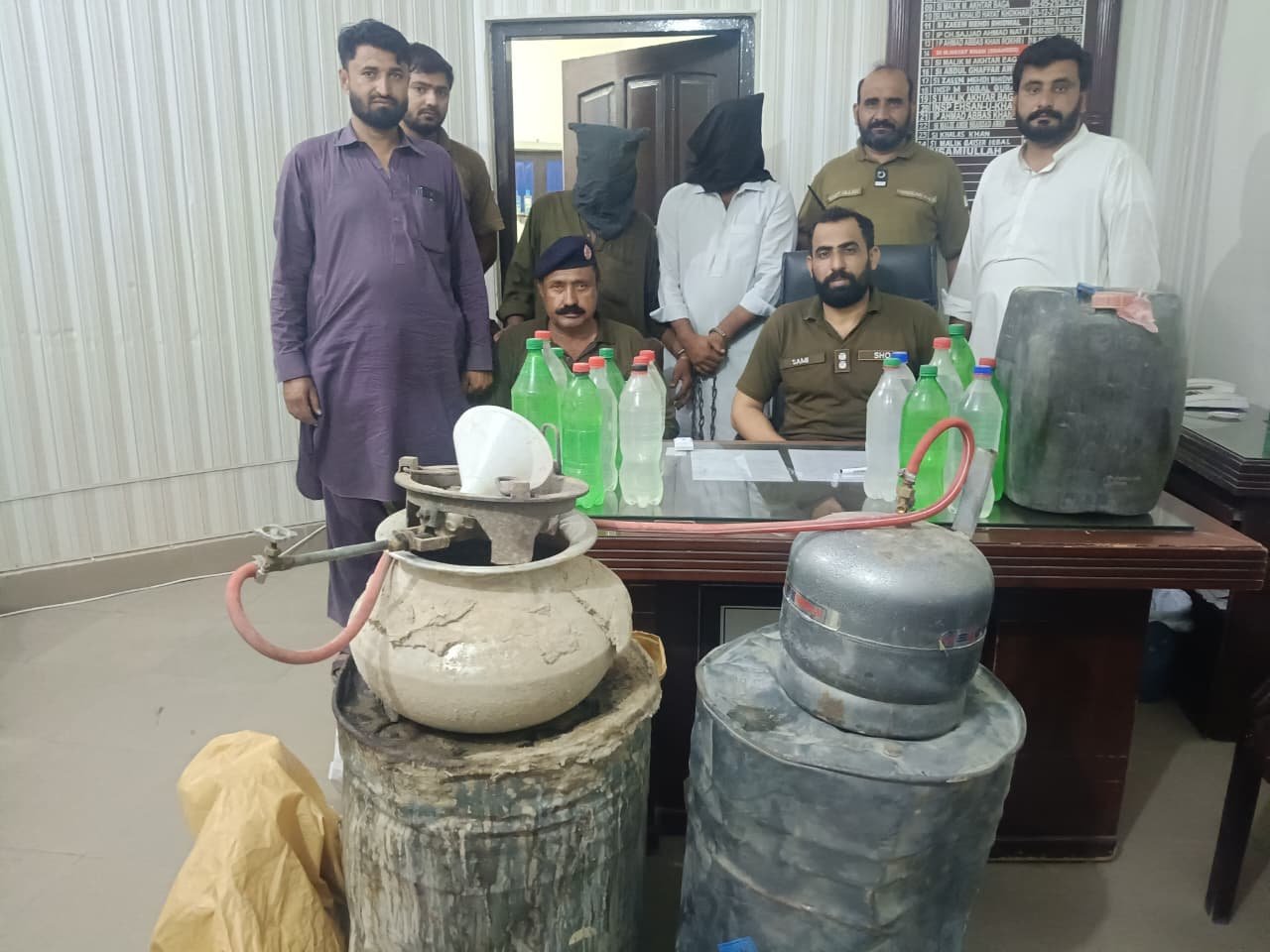 ڈی پی او بھکر شہزاد رفیق اعوان دی ہدایت تے بھکر پولیس ولوں منشیات فروشاں دے خلاف کریک ڈاؤن دا سلسلہ جاری ہے۔